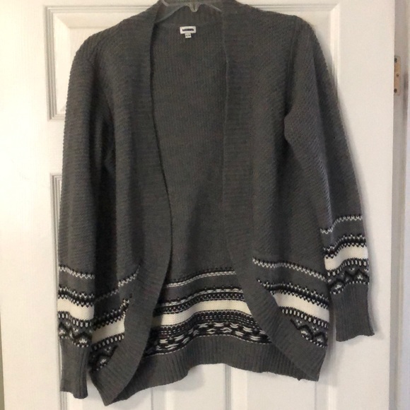 ⭐️FREE/$25 purchase⭐️ Kismet grey cardigan - Picture 1 of 3
